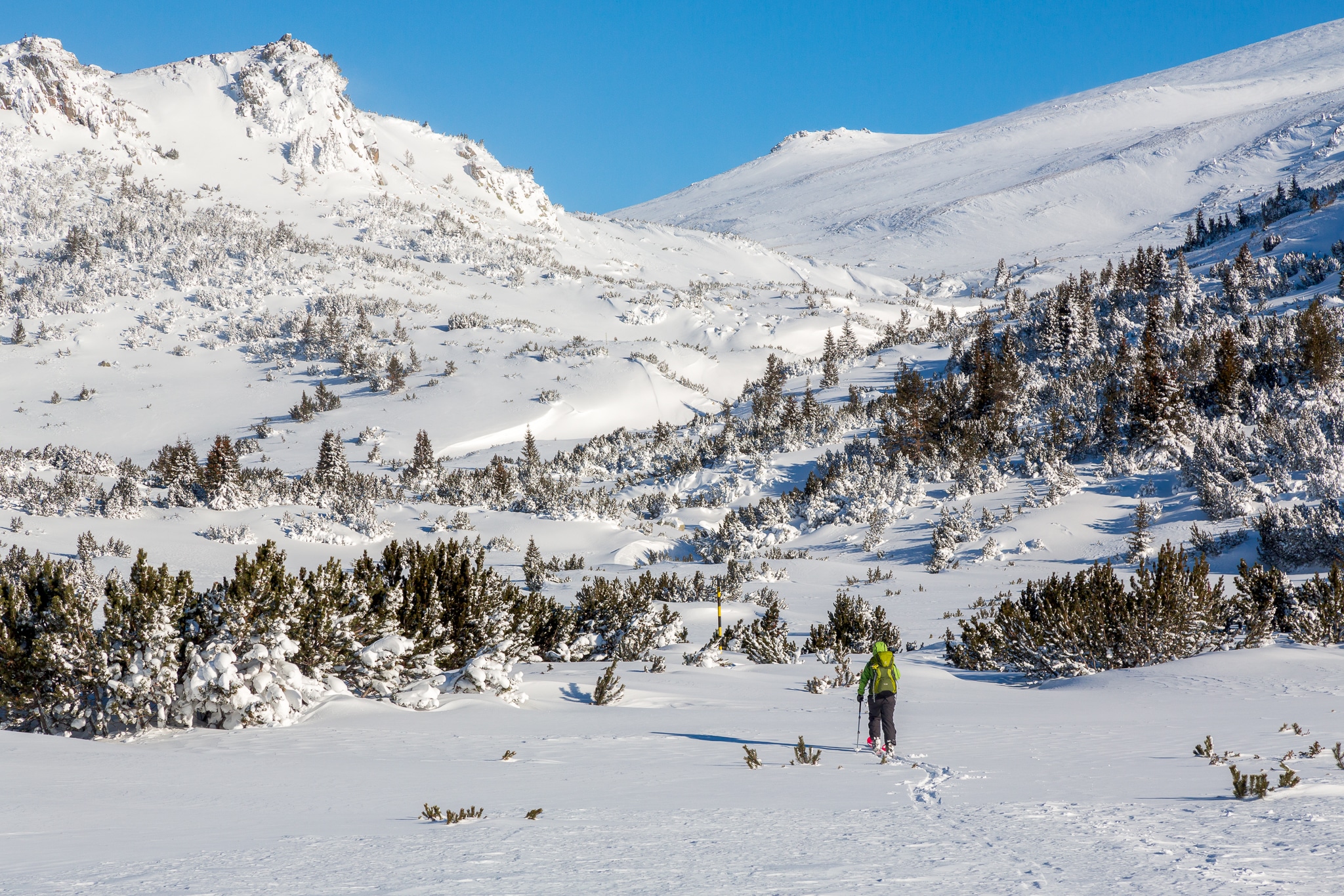 Ski de randonnée dans le massif du Rila, Bulgarie.